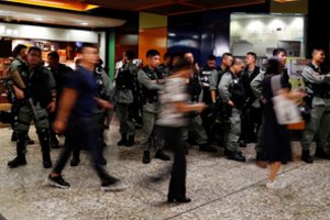 Honkongo protestuotojai trikdo susisiekimą traukiniais, ragina skelbti visuotinį streiką