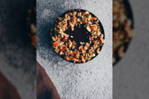 Veganiškas pyragas su riešutais ir karamele