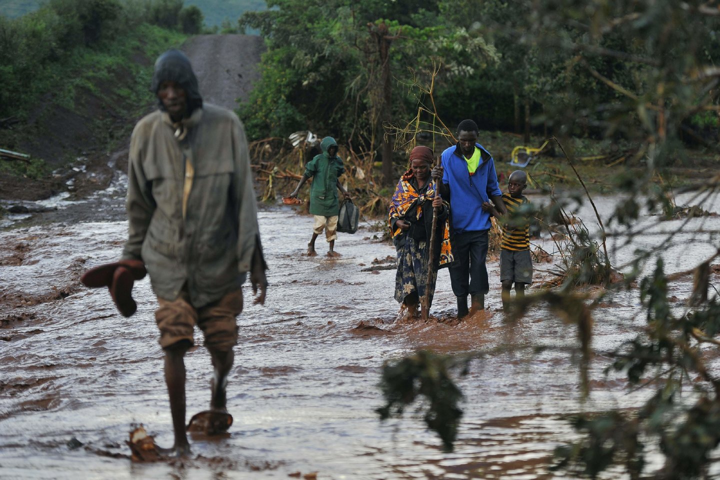  Viename Kenijos nacionaliniame parke sekmadienį staigus potvynis nunešė šešis turistus, įskaitant vieną užsienietį, ir jų gidą; pareigūnai aptiko šešis kūnus, o vienas asmuo tebėra dingęs, informavo šalies Laukinės gamtos tarnyba (KWS).<br> AFP/Scanpix nuotr.