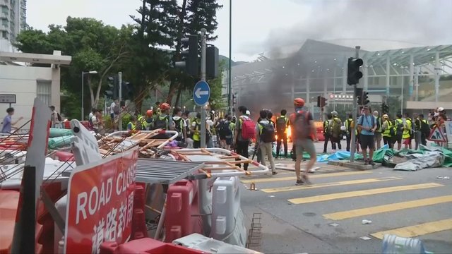 Honkonge nerimsta sukilimai: sutrikdytas traukinių eismas, įsitraukė ir medikai