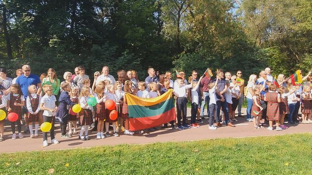 Vilniuje mokyklinukai atkartojo Baltijos kelio minėjimą