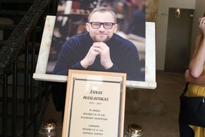 Avalynės dizaineris Žanas Maslauskas į paskutinę kelionę palydėtas be vainikų ir gedulo drabužių