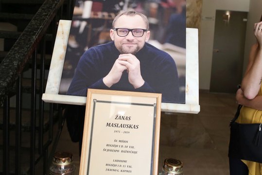 Avalynės dizaineris Žanas Maslauskas į paskutinę kelionę palydėtas be vainikų ir gedulo drabužių