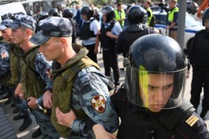 Maskvos teismas leido nesankcionuotuose mitinguose dalyvavusiems tėvams pasilikti vaikus