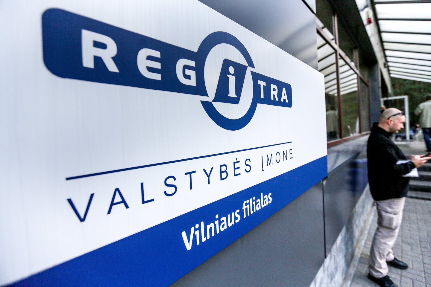 „Regitra“ teigia planų atsisakiusi dėl pasikeitusios įmonės ir valstybės politikos – esą buvo paskaičiuota, kad nuomotis patalpas atsieis pigiau. Paskelbus patalpų nuomos konkursą nuo kitų metų pradžios „Regitros“ Šiaulių filialas persikels į nuomojamas patalpas Serbentų gatvėje.