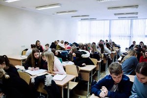 Neturintiems pinigų korepetitoriaus paslaugoms siūlo nemokamą išeitį