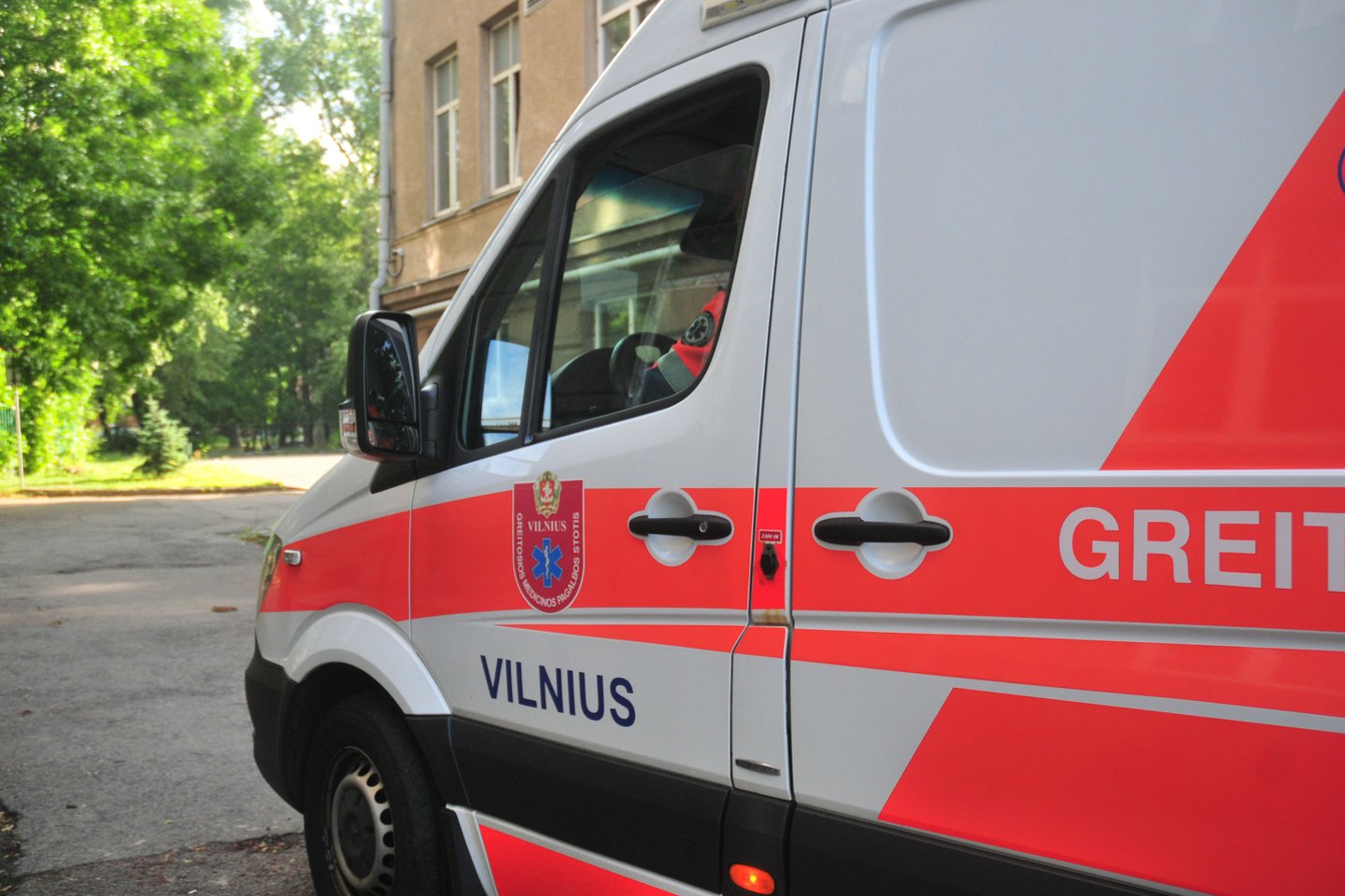 Vilniuje susidūrus automobiliams neščiai moteriai prireikė medikų pagalbos.
