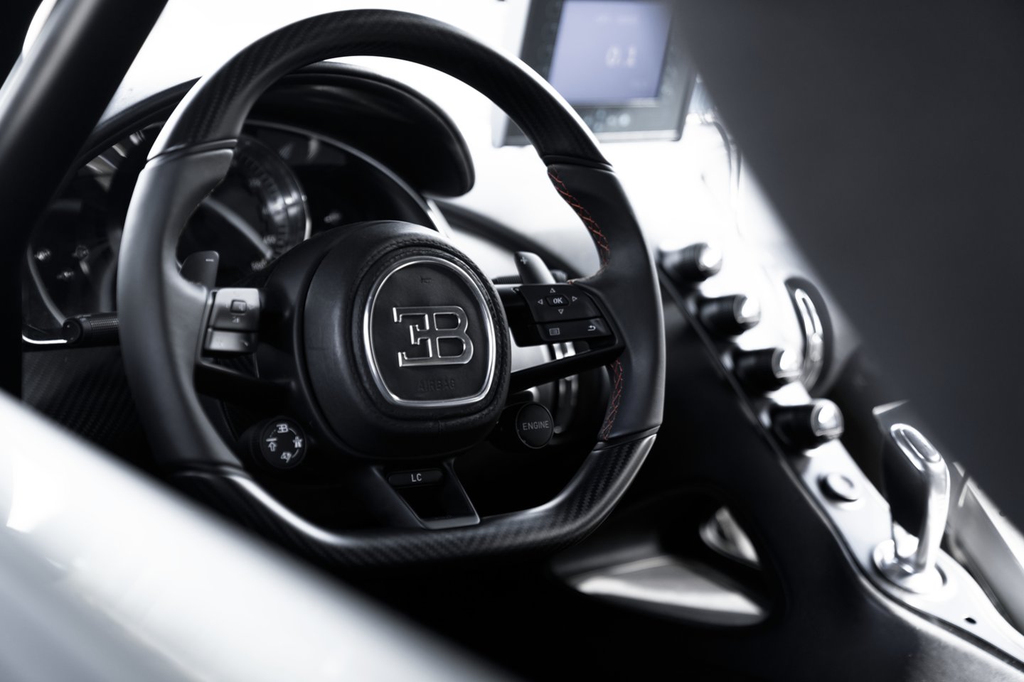 Siekiant pažymėti ypatingą greičio rekordą bus išleista speciali galingesnė „Bugatti Chiron“ versija. <br> Gamintojo nuotr.
