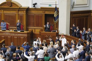 Ukrainos parlamentas pritarė siūlymui atimti iš deputatų neliečiamybę
