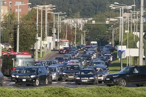 Į Vilnių grįžo galvos skausmą keliančios bėdos: ryte miestą sustingdė spūstys