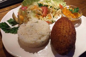 Plungės restorane sparčiai populiarėja neįprastas „Kijevo“ kotletas. Išbandykite ir jūs