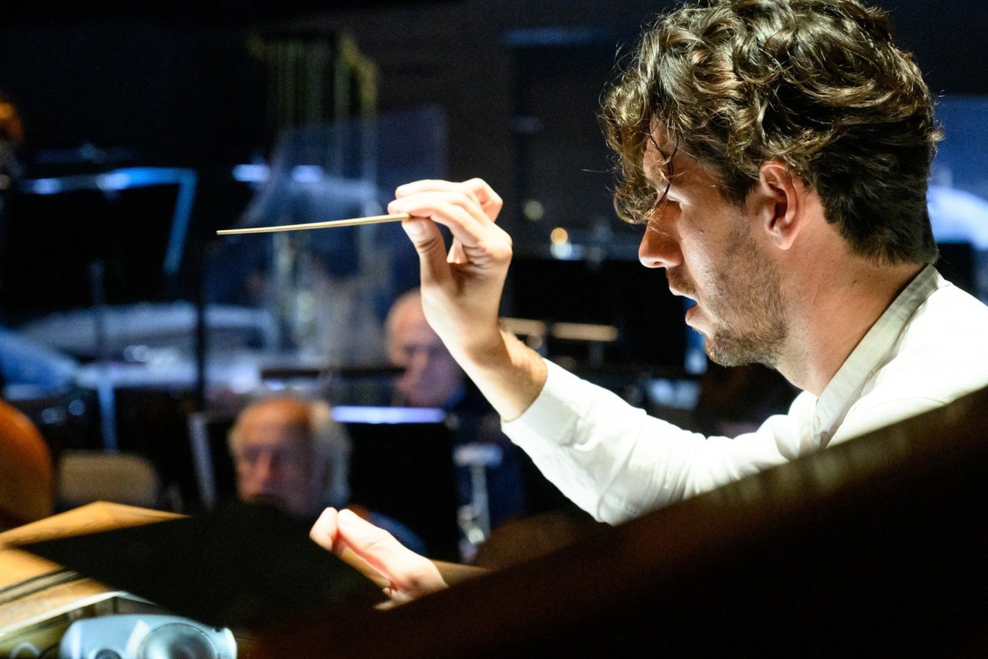 LNOBT vyriausiasis dirigentas R.Šumila rengiasi „Kandido“ premjerai.<br> M.Aleksos nuotr.