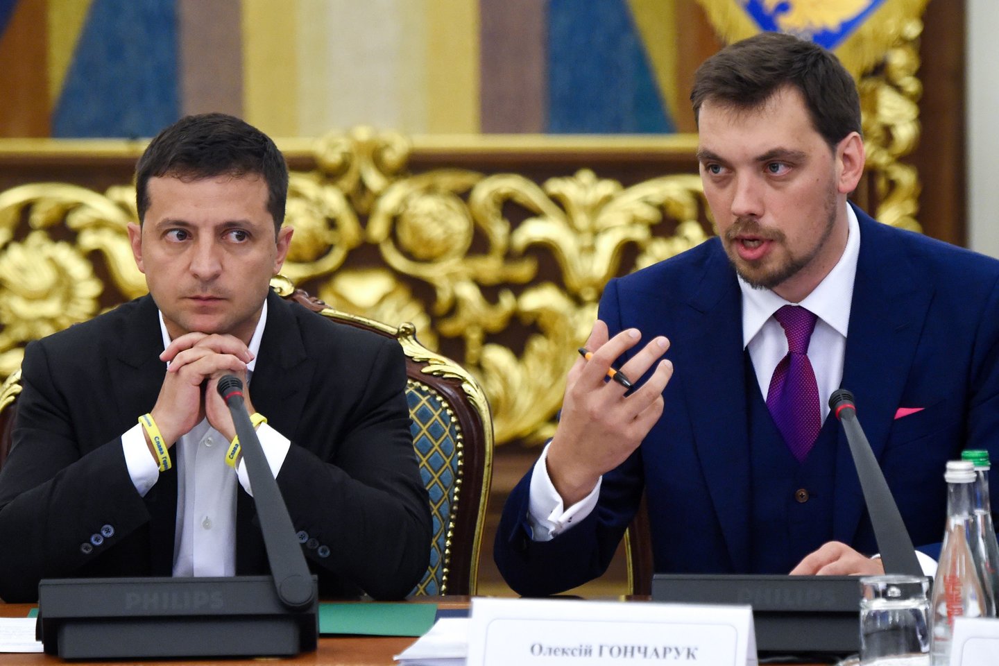 Daugelis vyriausybės narių ir jauniausias Ukrainos istorijoje premjeras 35 metų teisininkas A.Gončarukas (dešinėje) didesniu ar mažesniu mastu yra susiję su prezidento A.Zelenskio aplinka.<br> AFP/Scanpix nuotr.