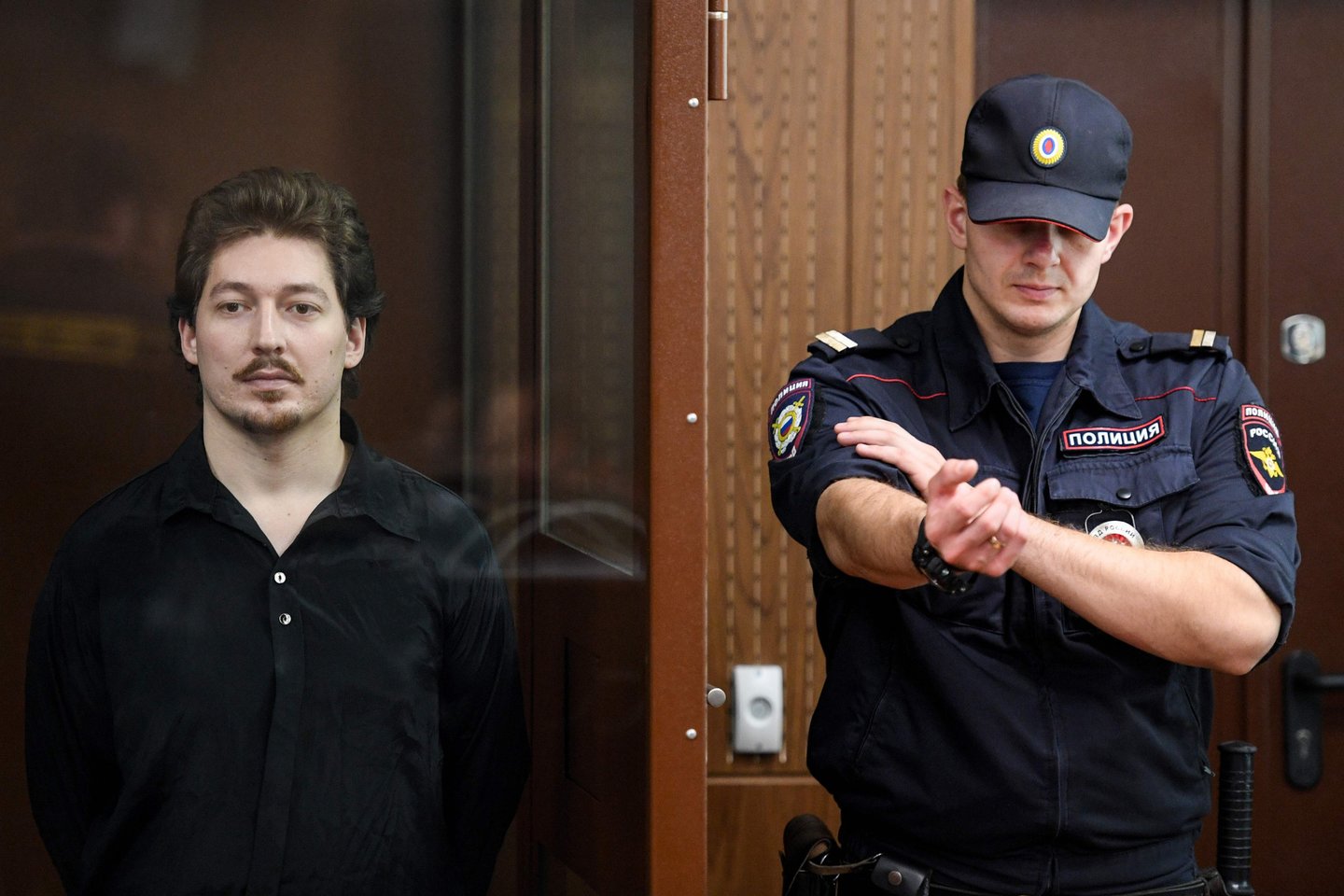 Anot tyrėjų, 28 metų Kirilas Žukovas per valdžios nesankcionuotą protesto akciją liepos pabaigoje smogė policijos pareigūnui ir „sukėlė jam fizinį skausmą“.