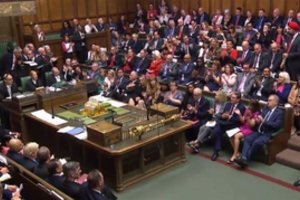 Jungtinės Karalystės torius dėl „Brexit“ apėmusi beprecedentė suirutė