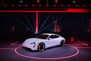Pristatytas svarbiausias metų modelis: elektrinis „Porsche Taycan“ stebina įspūdinga galia
