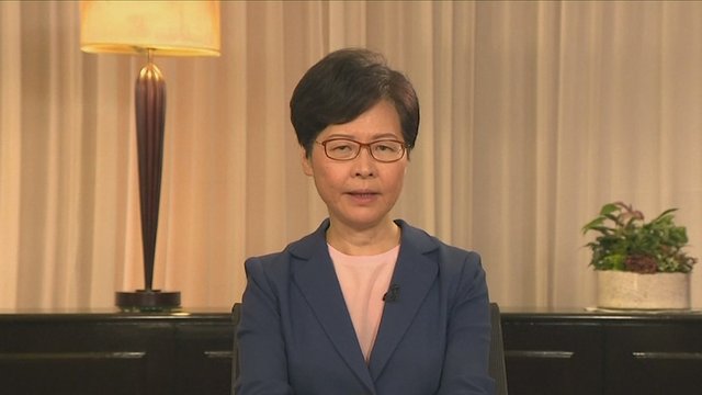 Honkongo lyderės kreipimasis sukėlė audrą: atšaukia diskusijas iššaukusį įstatymą
