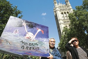 Sukilėliai sumaišė kortas: į kampą įvarytam B. Johnsonui beliko kovoti tik dėl išlikimo