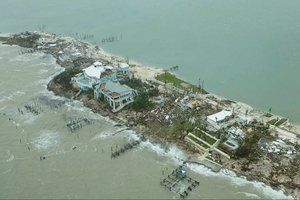 Mažiausiai 20 gyvybių nusinešęs uraganas „Dorian“ stiprėja, prisiartino prie JAV krantų