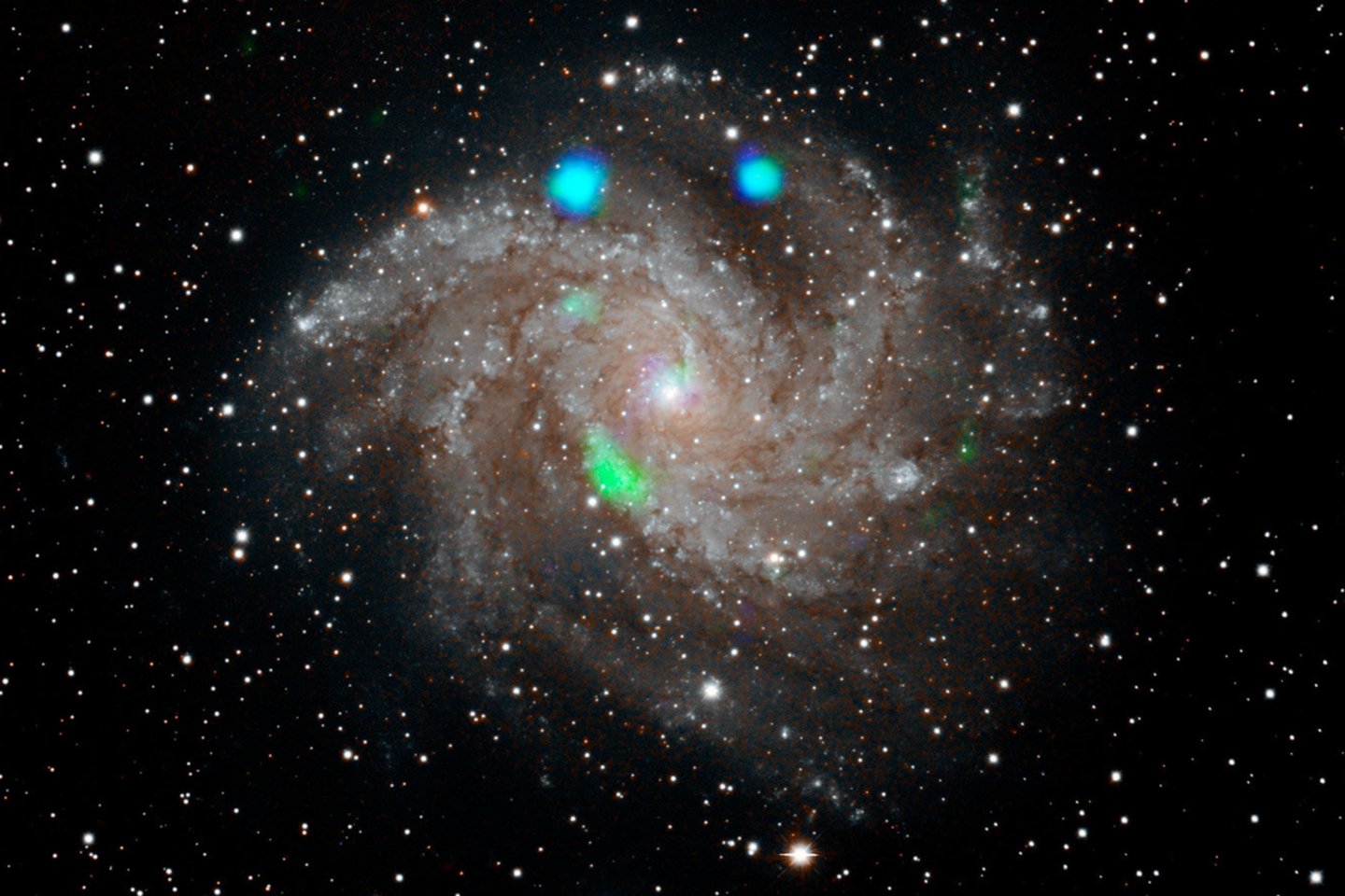 Šis „Fejerverkų galaktikos“ (NGC 6946) vaizdas buvo gautas atlikus skaitmeninį dangaus tyrimą ir padengus jį NASA NuSTAR observatorijos surinktais duomenimis.<br>NASA/JPL-Caltech nuotr. 