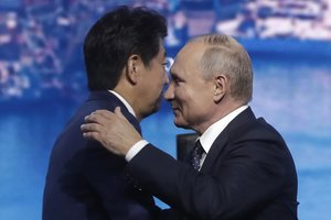 Japonijos premjeras siūlo V. Putinui greičiau sudaryti taikos sutartį