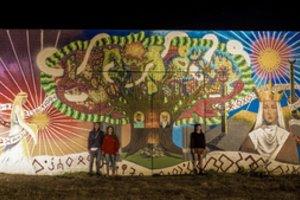 Ant apleisto sandėlio Melnragėje jaunieji menininkai įamžino pajūrio legendas