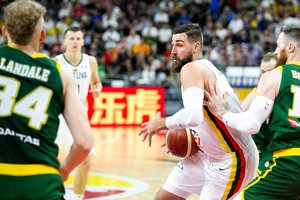 Australų prispaustas J. Valančiūnas: „Blogai. Patys pasidarėm, ką pasidarėm“