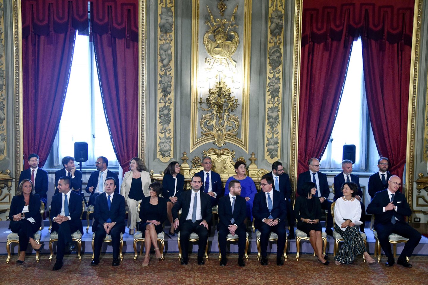 Premjeras G.Conte ir jo ministrai iš populistinio Penkių žvaigždučių judėjimo (M5S) ir centro kairės Demokratų partijos (PD) prisiekė ketvirtadienio rytą XVI amžiaus prezidentūroje Romoje.<br>AFP/Scanpix nuotr.