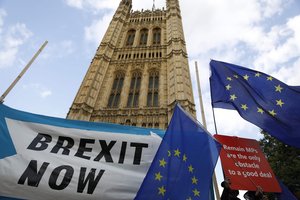 Partijas išdraskęs „Brexit“ pavirto pleištu ir šeimose