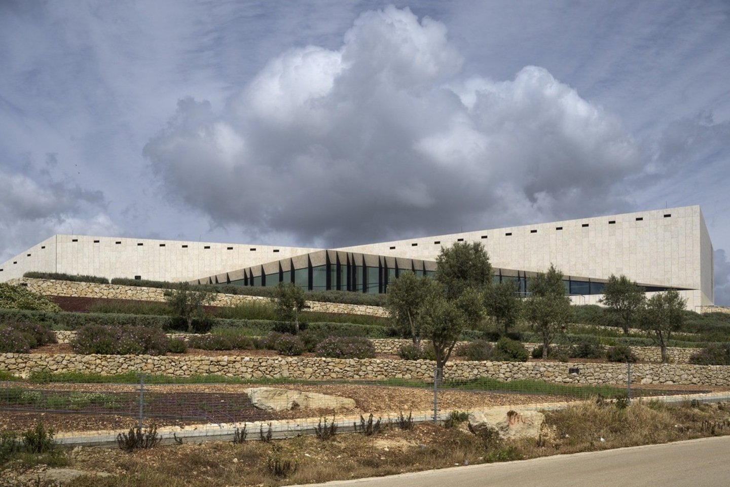 „Heneghan Peng Architects“ suprojektuotas Palestinos muziejus yra vienas iš keturių naujai pastatytų statinių, šiais metais laimėjusių prizą.<br>C.Emden / archdaily.com nuotr.