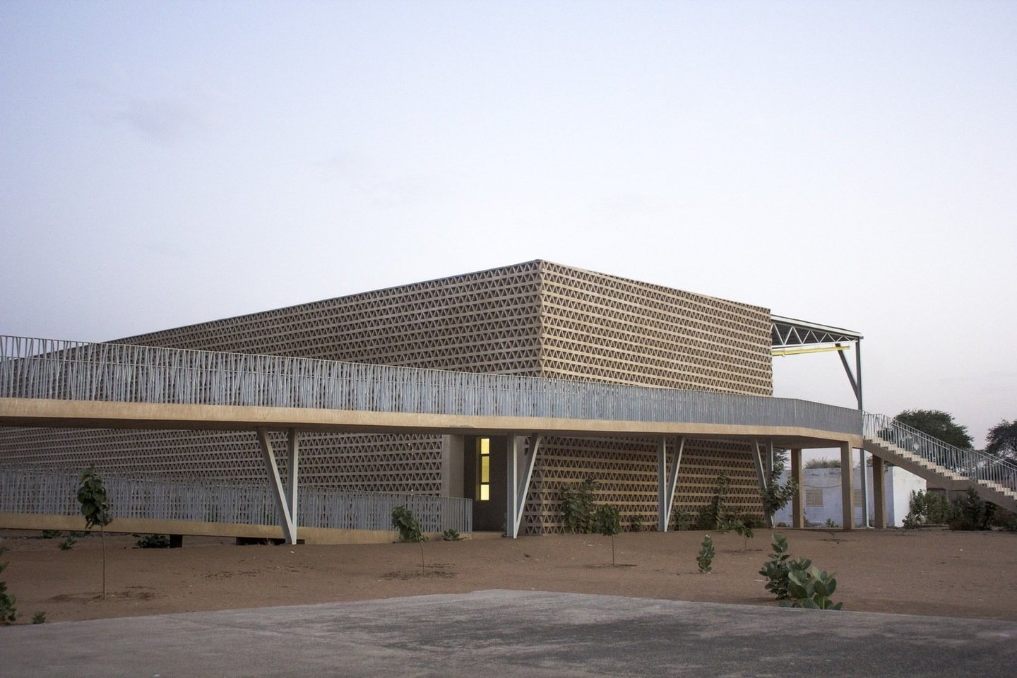 Apdovanotas Alioune Diop universiteto Mokymo ir tyrimų skyriaus pastatas Senegale.<br>Ch. Tall / archdaily.com nuotr.
