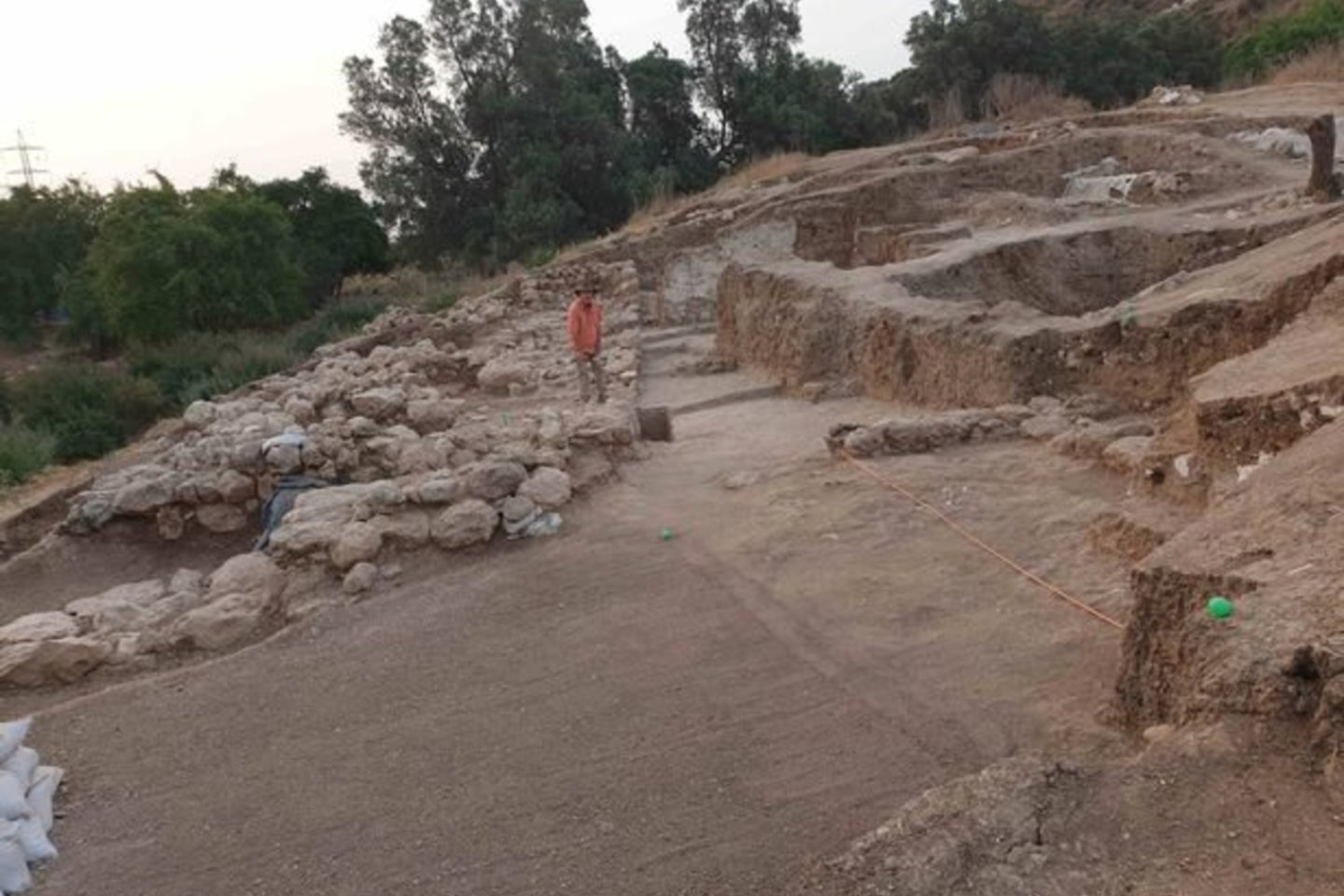 Štai naujai atrasti įtvirtinimai yra 4 m. pločio, tuo tarpu sienos iš  vėlesnių laikotarpių yra beveik dvigubai plonesnės – 2,5 m.<br>Pen News/Tell es-Safi and Gath Archaeological Project nuotr.