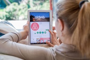 Didmiesčiai stoja į kovą su „Airbnb“