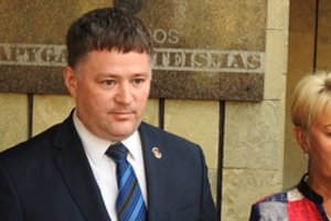 Lietuvos partizanų niekintojas V.Titovas prikandęs liežuvį tikisi išlipti sausas iš balos