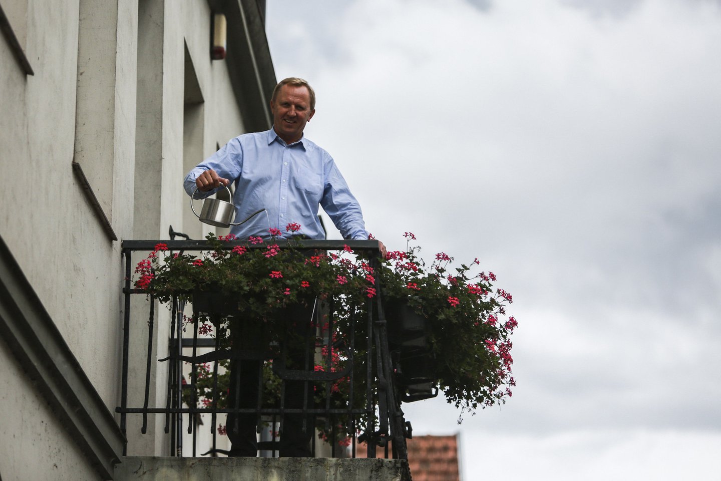 Viename iš balkonų E.Stancikas augina gėles.<br>G.Bitvinsko nuotr.
