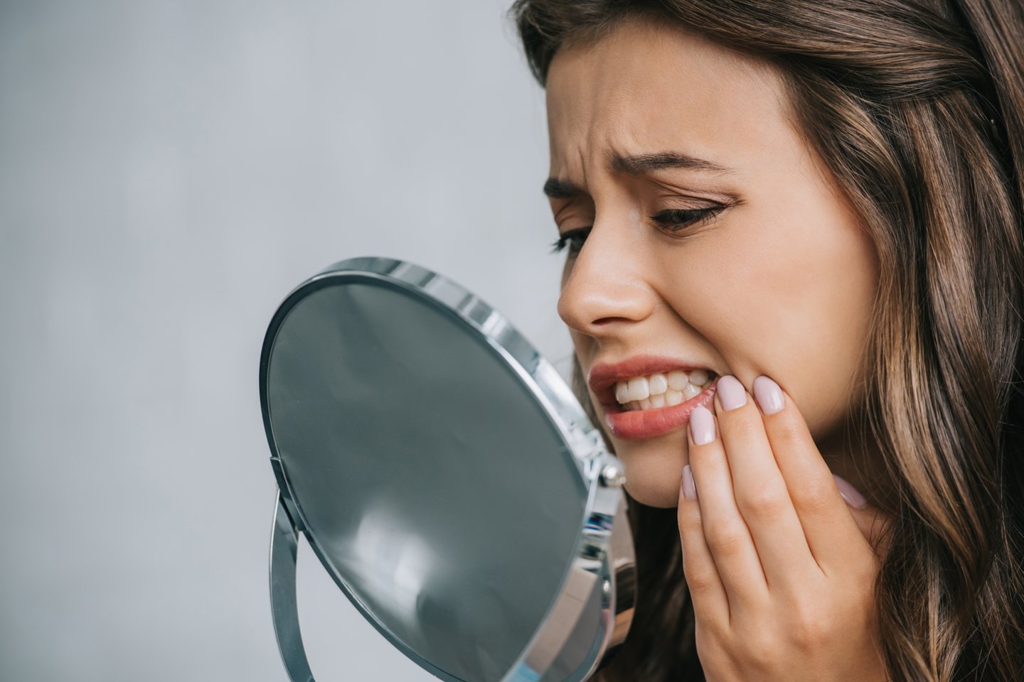Gelstantys ir silpstantys dantys dažnas antibiotikų vartojimo pašalinis poveikis. Jis reiškia gerųjų bakterijų organizme trūkumą.<br>123rf.com nuotr.