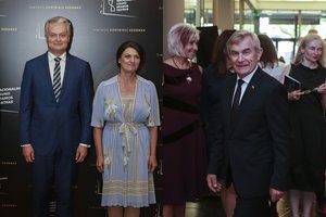 Kauno dramos teatrą šimtmečio proga sveikino prezidentas Gitanas Nausėda su žmona