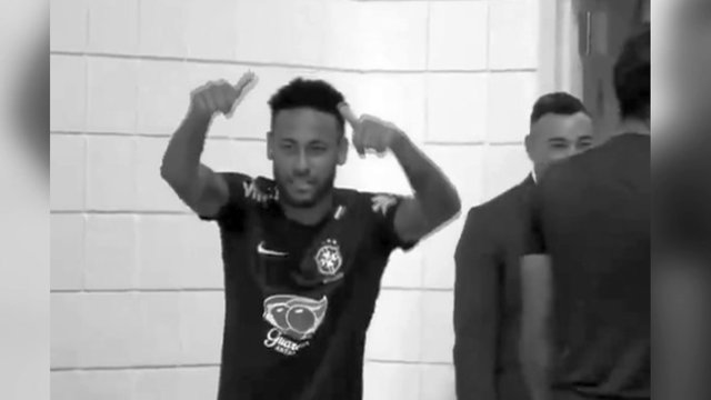 Futbolo žvaigždė Neymaras pademonstravo krepšininko sugebėjimus