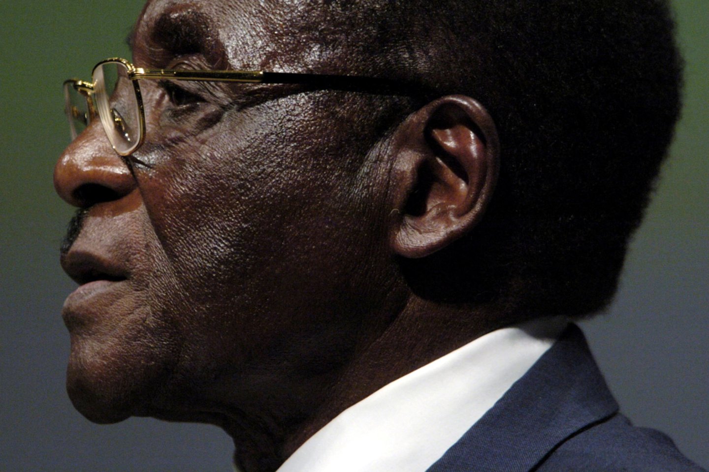 Zimbabvės prezidentas suteikė R. Mugabe „nacionalinio didvyrio“ statusą.<br>Reuters/Scanpix nuotr.