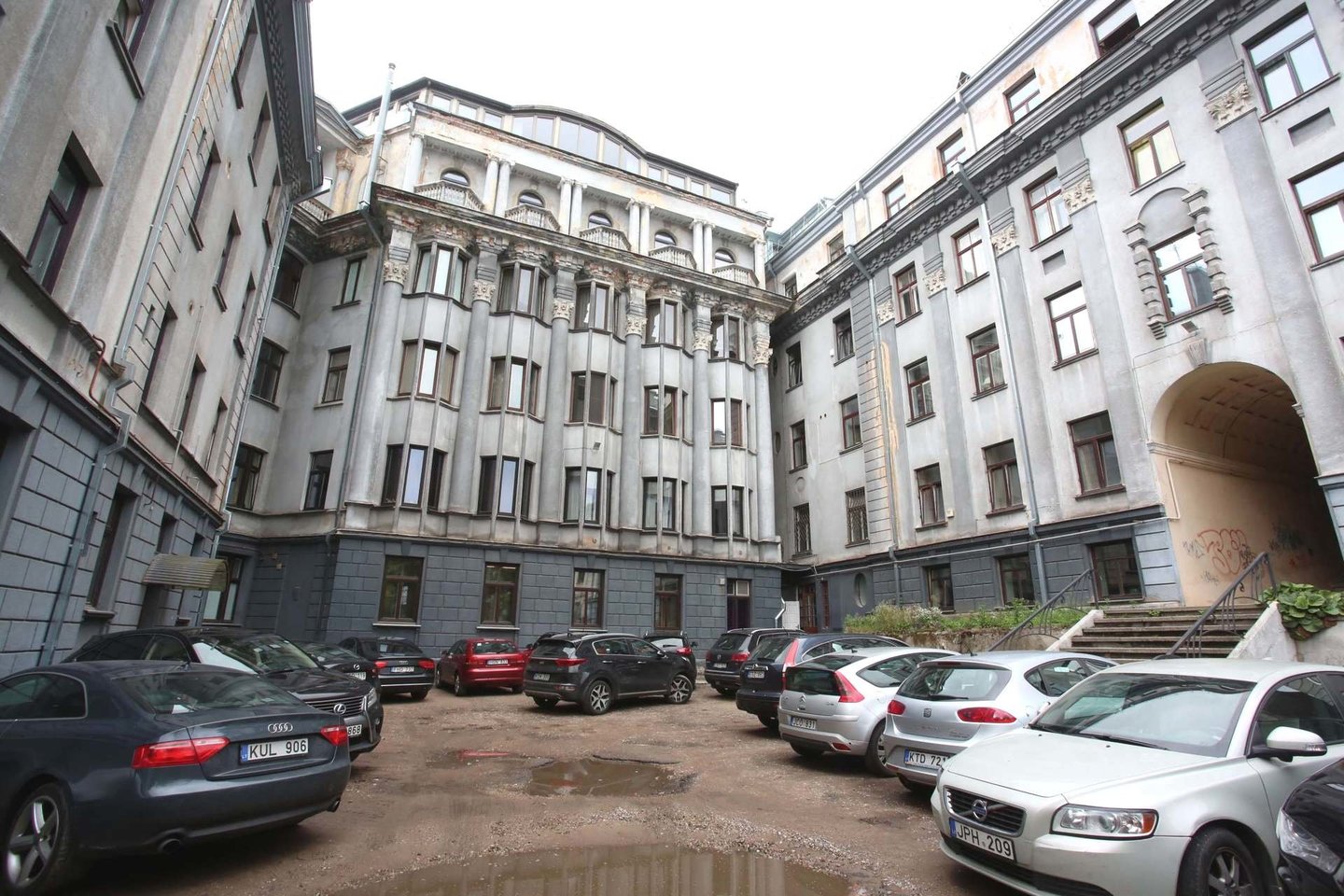 1925 metais pagal architektų A.Gordevičiaus ir F.Vizbaro projektą pastatytas namas – bendrabutis banko tarnautojams.<br>M.Patašiaus nuotr.