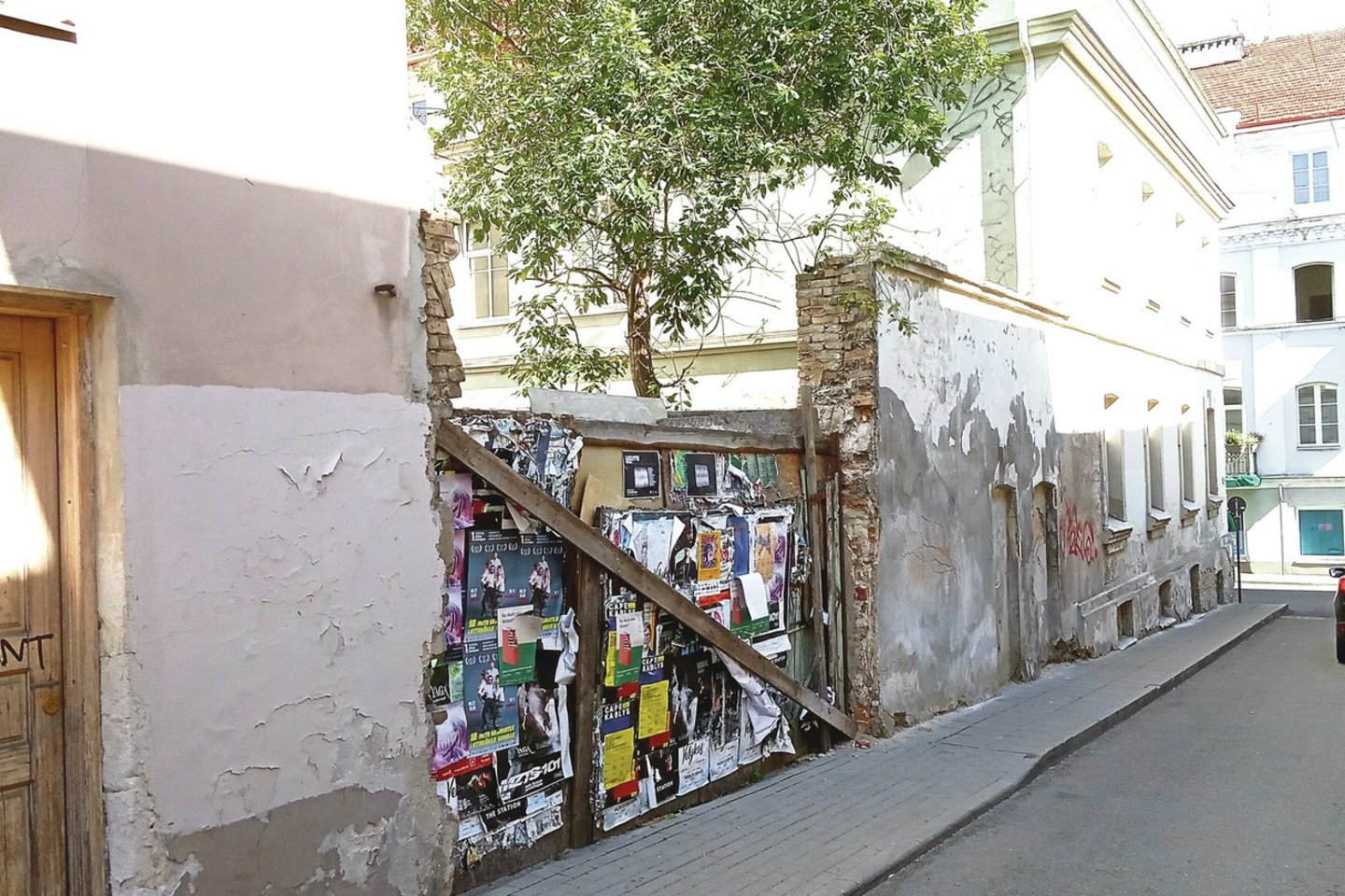Totorių ir Labdarių gatvių sankirtoje lentų tvora atitvertas kiemas, dėl kurio jau 19 metų vyksta teismų maratonas.