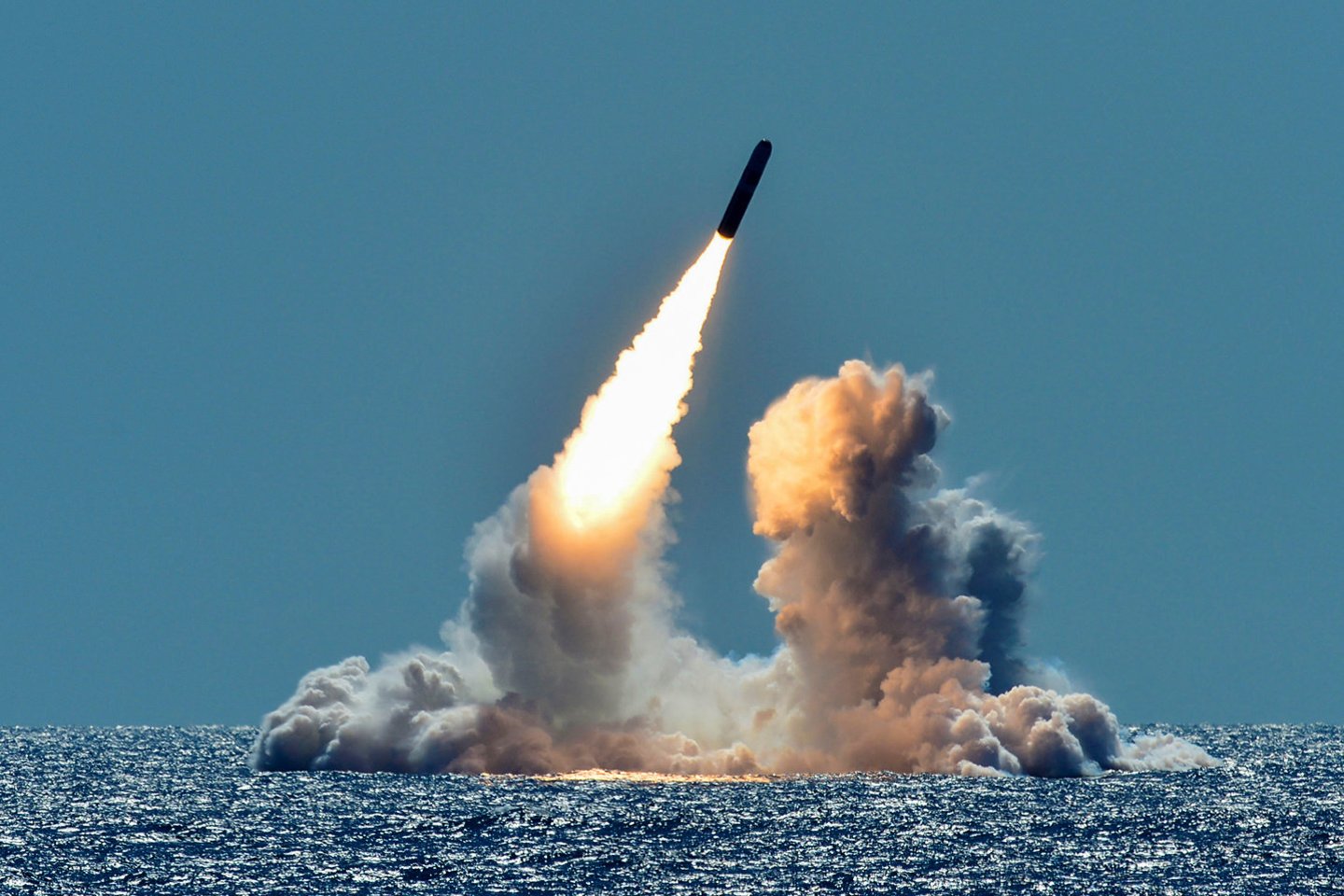 Jungtinės Valstijos penktadienį atliko sėkmingą dviejų tarpžemyninių balistinių raketų „Trident II“ paleidimą iš atominio povandeninio laivo, pranešė šalies kariuomenė.