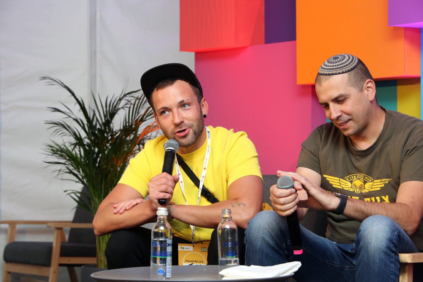Penktadienį festivalyje „Būtent!“ buvo aptarta diskriminacijos bei stereotipų tema diskusijoje „Romų kilmės juodaodis gėjus arba kokiais stereotipais vadovaujamės?“<br> M.Patašiaus nuotr.