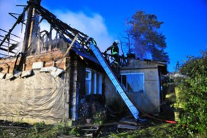 Paliktas vyras draugei keršijo ugnimi: girtas supleškino pastatą