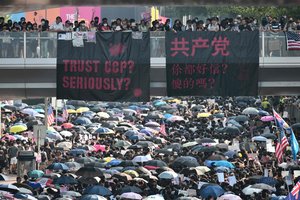 Honkongo aktyvistai žygiavo link JAV konsulato