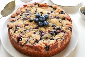 Burnoje tirpstantis pyragas su šilauogėmis ir maskarpone