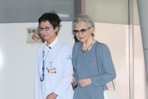 Buvusiai Japonijos imperatorienei atlikta krūties vėžio pašalinimo operacija