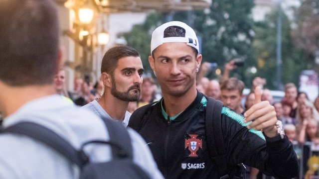 Ilgai lauktas C. Ronaldo jau Vilniuje: gerbėjams dėmesio neskyrė, pasirodė abejingas