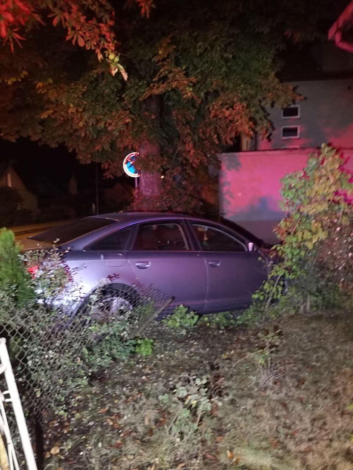  Girto vairuotojo „Audi“ Palangoje išvertė tvorą ir vos nesugriovė namo.<br> Facebook/Reidas TV nuotr.