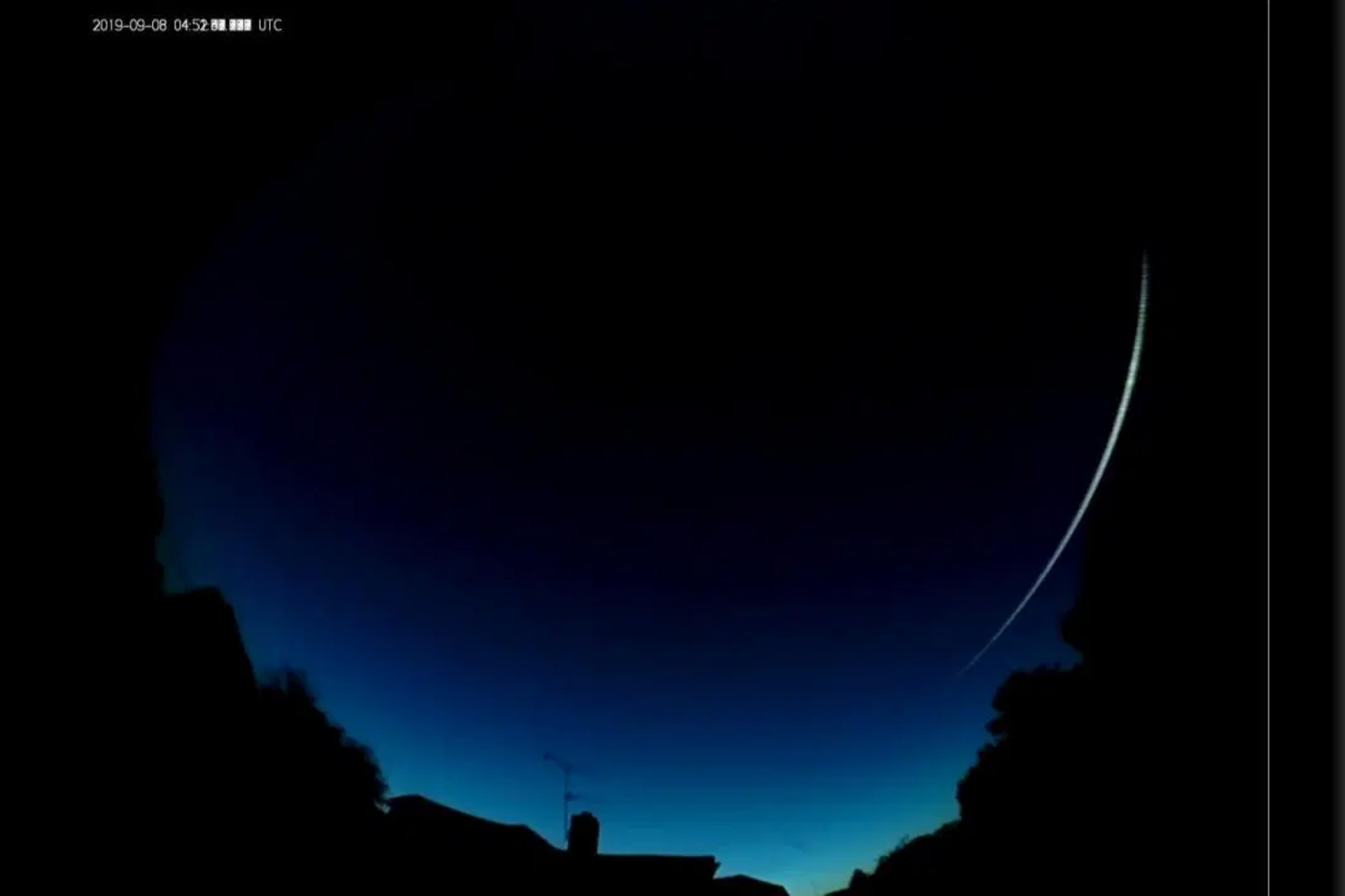  Pėdsakai danguje matėsi net 25 sekundes.<br> Richardo Bassomo / „UK Meteor Network“ nuotr.